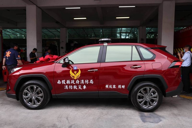 女子賴玫霖隨隊登山不幸墜谷身亡,搜救人員在450公尺深峭壁雪地尋獲遺體帶下山,家屬為感謝搜救隊,28日以賴玫霖名義捐贈一輛消防救災車給南投縣消防局。(南投縣政府提供)中央社記者蕭博陽南投縣傳真 114年8月28日