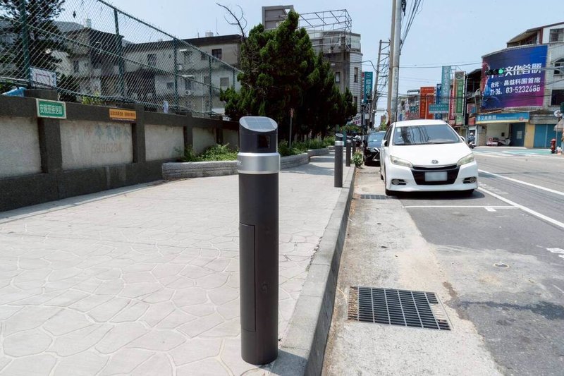新竹縣竹北市管轄路邊停車格已陸續建置285格智慧停車柱,可透過影像辨識與感測技術記錄停車時間並自動開單,收費系統將於9月1日正式啟用。(竹北市公所提供)中央社記者郭宣彣傳真 114年8月28日