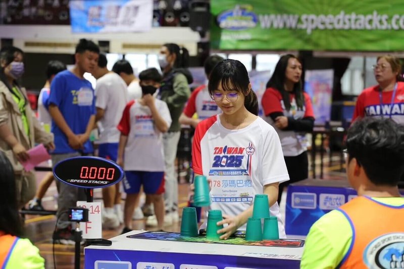 台北市114年市長盃全民競技疊杯錦標賽30日起連續2天將在大同區活動中心登場，好手雲集，賽德克族選手莎瑪巴紹（中）更是保有8項世界紀錄。（中華競技疊杯運動推廣協會提供）中央社記者黎建忠傳真  114年8月28日