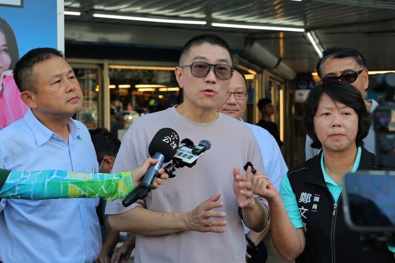 基隆一名國小男童日前穿越市區斑馬線時,遭右轉計程車撞倒受傷。市長謝國樑(前中)28日會勘現場,呼籲中央修法,讓駕駛行經路口的減速標準規範更明確,確保行人穿越路口時更有保障。(基隆市政府提供)中央社記者沈如峰基隆傳真 114年8月28日