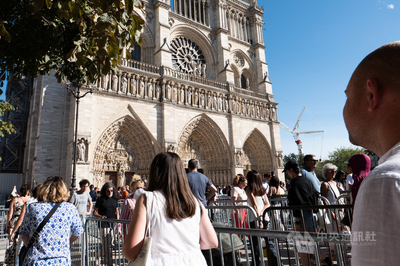 根據費加洛報(Le Figaro)統計,聖母院每日湧入3.5萬名訪客,重新開放不到一年,已累積超過700萬參觀人次,迅速重回法國最受歡迎的古蹟之列。整體修護工程將持續至2030年。中央社記者李若韻巴黎攝 114年8月28日