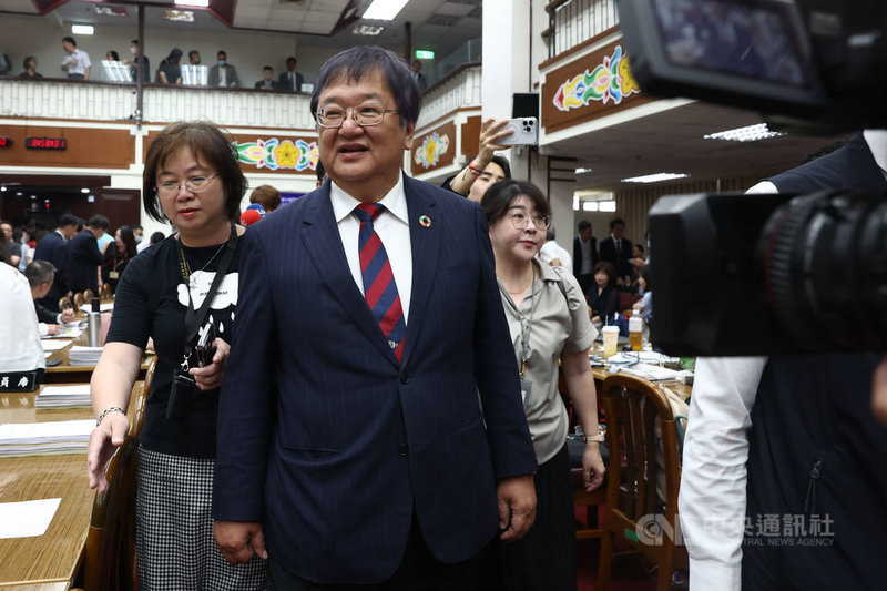 即將卸任的衛福部長邱泰源(中)28日在立法院受訪談及卸任感想,他表示,每天做好自己的工作,為國家努力。媒體詢問是否感到委屈,邱泰源未正面回應,僅表示每一個角色都會做好照顧民眾的工作。中央社記者王騰毅攝 114年8月28日