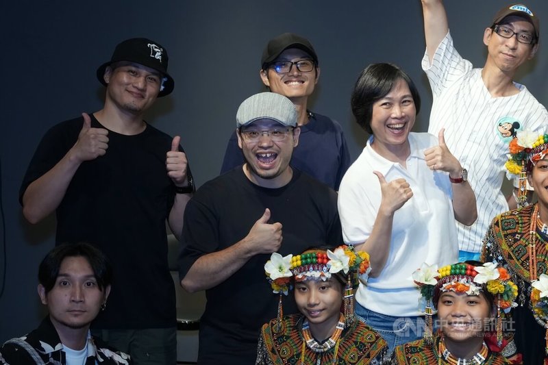 台灣9組團隊近日登上大阪世博舞台演出,其中「島嶼之聲-廟埕前的謝神戲」集結原住民、台語、客語歌唱表演,音樂總監卓士堯(灰帽者)以聲景銜接跨域表演者,讓演出更為流暢自然。中央社記者徐肇昌攝 114年8月28日