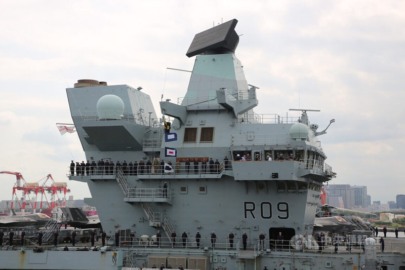 英國海軍最新型航空母艦「威爾斯親王號」28日下午泊靠東京港,這是二戰後英國航艦首度泊靠東京港。航艦中央可看到舷號R09。中央社記者楊明珠東京攝 114年8月28日
