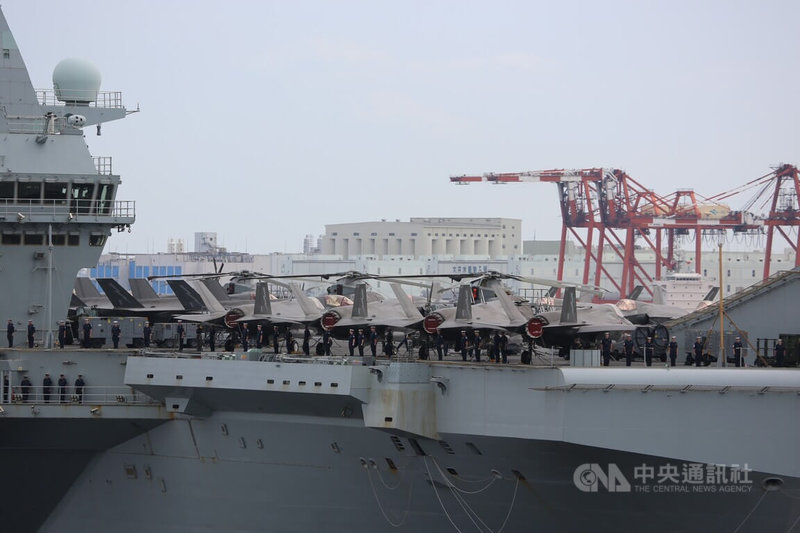 英國海軍最新型航空母艦「威爾斯親王號」12日泊靠位於日本神奈川縣的美軍橫須賀基地後,28日轉為泊靠東京港。威爾斯親王號全長284公尺、最大寬度73公尺、排水量6萬5000噸,是英國史上最大型軍艦,最多可搭載36架F-35B匿蹤戰機及4架直升機。中央社記者楊明珠東京攝 114年8月28日