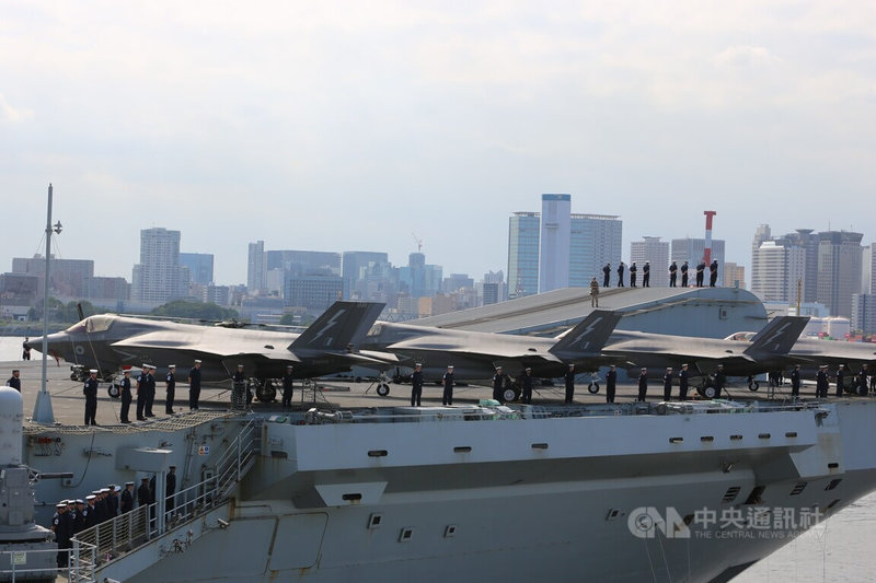 英國海軍最新型航空母艦「威爾斯親王號」28日下午泊靠東京港,這是二戰後英國航艦首度泊靠東京港。航艦甲板停著多架F-35B匿蹤戰機及直升機。中央社記者楊明珠東京攝 114年8月28日