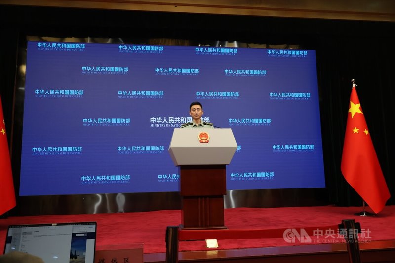 針對日媒先前報導,中國船隻頻繁侵入釣魚台周邊海域,日本決定投入大型無人機「海上衛士」。中國國防部發言人張曉剛28日表示,要求日方停止複雜化釣魚台海空局勢。中央社記者謝怡璇北京攝 114年8月28日