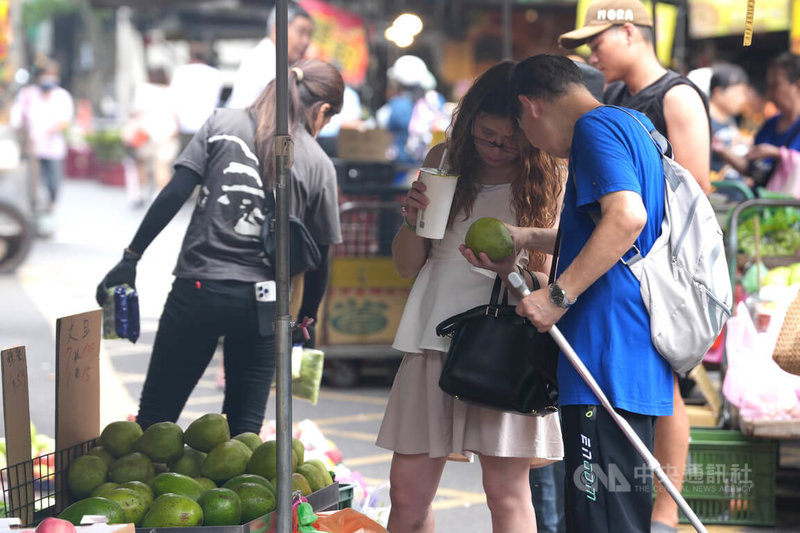 國發會28日指出，7月景氣燈號綜合判斷分數為29分，燈號續呈綠燈，9項構成項目燈號均維持不變，景氣續呈穩定。圖為民眾在台北市北投區一處傳統市場採買蔬果。中央社記者徐肇昌攝  114年8月28日
