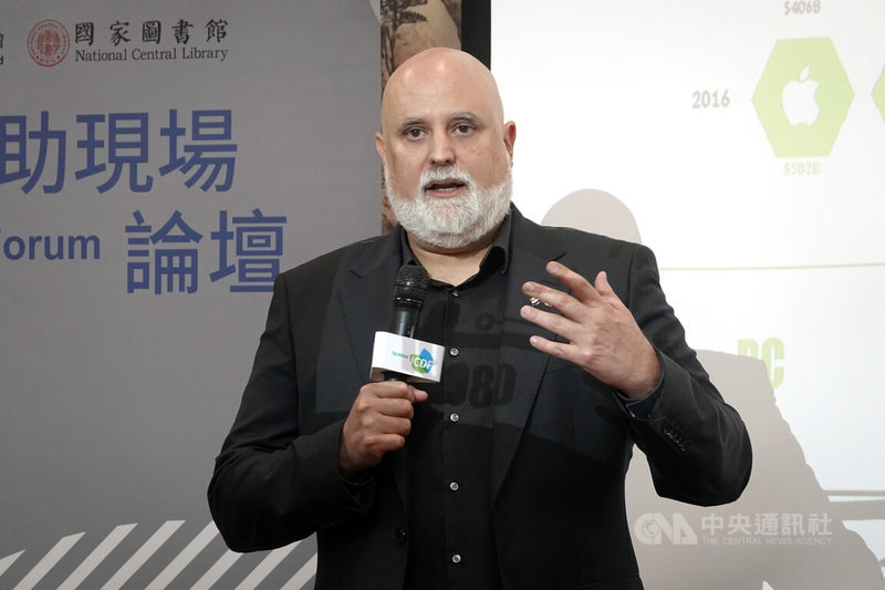 國合會28日舉辦「2025年第2屆國際開發援助現場論壇」，丹麥哥本哈根大學生醫創新法律高等研究中心（CeBIL）副教授克瑞里斯（Marcelo Corrales Compagnucci） 以「建構具倫理與可信賴之人工智慧：邁向智慧醫療的未來」為題發表演說。中央社記者楊堯茹攝　114年8月28日