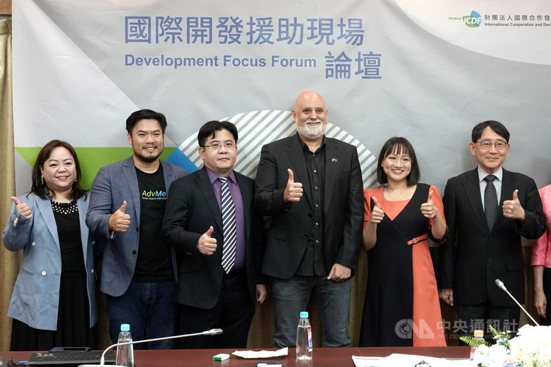 國合會28日舉辦「2025年第2屆國際開發援助現場論壇」,由國合會副秘書長謝佩芬(右2),丹麥哥本哈根大學生醫創新法律高等研究中心(CeBIL)副教授克瑞里斯(Marcelo Corrales Compagnucci,右3)等一屆、學界人士出席與會。中央社記者楊堯茹攝 114年8月28日