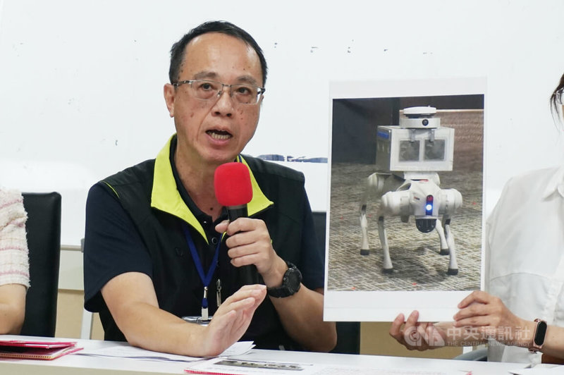 台北市府擬採用機械狗巡查人行道,議員發現為中國製產品,認為有資安疑慮。北市新工處副處長王健忠(圖)28日在民進黨議員召開記者會上說明澄清。中央社記者劉建邦攝 114年8月28日