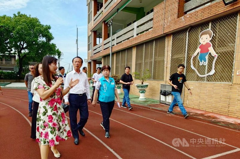 9月1日即將開學,嘉義縣長翁章梁(左2)28日視察中埔鄉和睦國小災後復原情況,並與學校的老師、志工寒喧,謝謝他們的付出。中央社記者蔡智明攝 114年8月28日