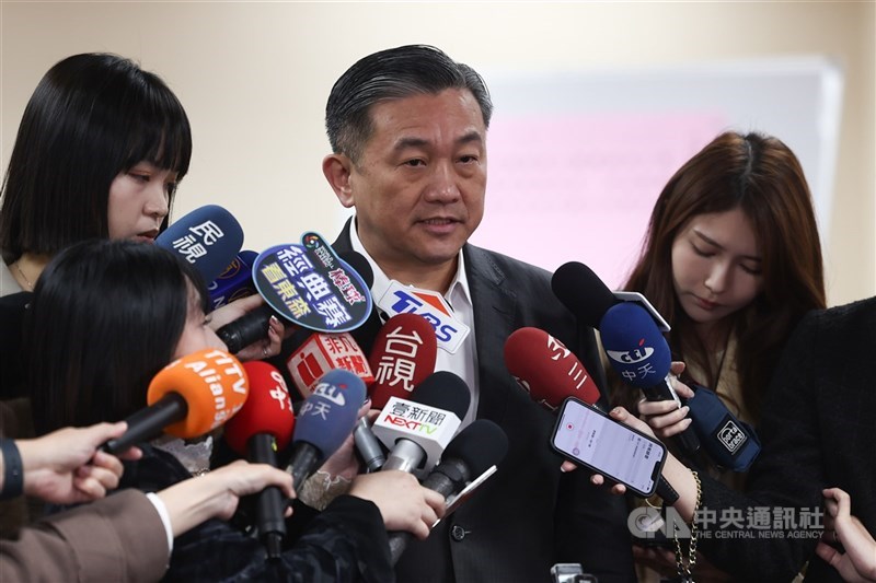 民進黨立委王定宇（中）臉書公布考察行程，被告發洩漏國家機密等罪，台北地檢署28日不起訴。（中央社檔案照片）