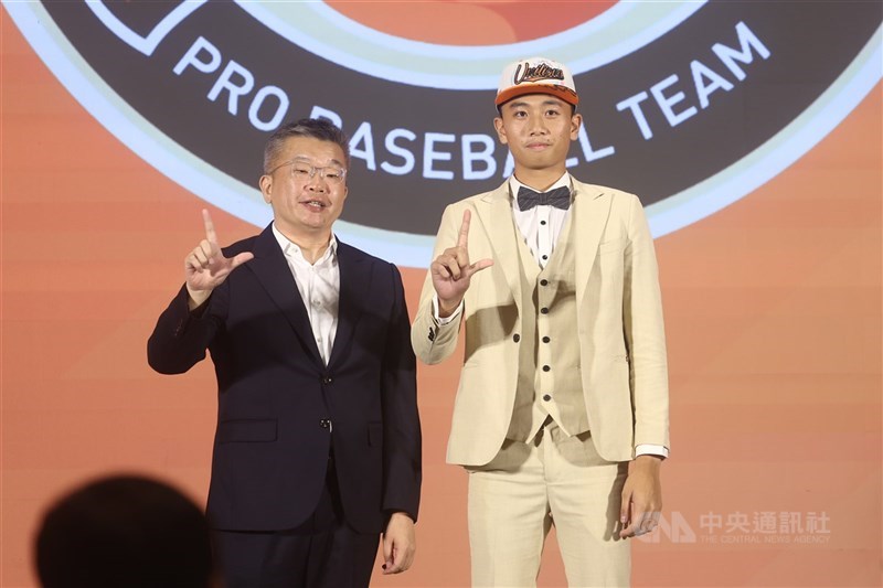 中華職棒統一獅隊28日宣布簽下8名新秀,其中首輪的曾偉喆(右)以簽約金新台幣520萬及激勵獎金100萬、合約總值620萬元加盟。(中央社檔案照片)