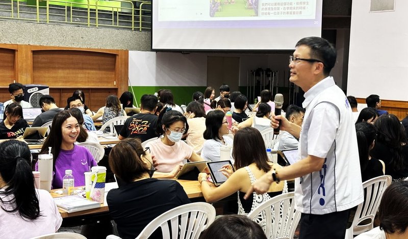 新北市教育局28日在永和區秀朗國小為教師備課，326名教師共同參與「AI賦能」實戰課程，導入Google Gemini AI工具，協助教師打造專屬AI助理，教育局長張明文（右立者）出席致詞勉勵所有參與教師。（新北市教育局提供）中央社記者黃旭昇新北市傳真  114年8月28日