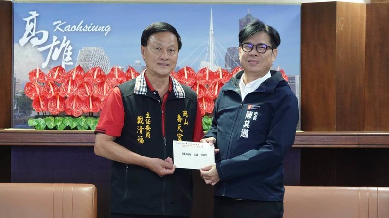 高雄市岡山壽天宮12月將舉辦「高雄三山媽祖平安賜福遶境」活動,壽天宮管理委員會主委戴清福(左)等人27日赴市府拜會市長陳其邁(右),共商活動事宜。(岡山壽天宮提供)中央社記者蔡孟妤傳真 114年8月28日