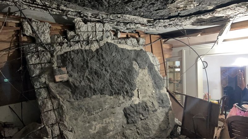 基隆市七堵區一棟5層樓公寓的3樓民宅客廳，28日突然發生水泥天花板整片崩落事件，所幸無人受傷；樓上4樓民宅地板雖暫無問題，市府仍安置2戶共8人，29日將派人進一步勘查釐清原因。（基隆市消防局提供）中央社記者沈如峰基隆傳真  114年8月28日