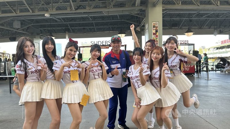 台北市東園國小少棒隊總教練賴敏男(中)出席MLB運動家隊台灣日活動。中央社記者張欣瑜沙加緬度攝 114年8月28日