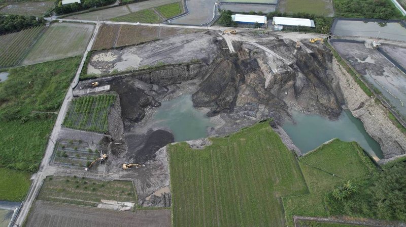 橋頭地檢署偵辦高雄市美濃區遭不法集團盜採土石並回填營建廢棄物案,估計該集團不法所得超過新台幣3億元,27日到場查扣15台怪手等重型開挖機具並傳喚15名被告到庭。(橋頭地檢署提供)中央社記者張已亷傳真 114年8月28日