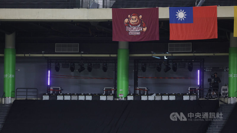 中華職棒28日晚間在台北大巨蛋舉辦例行賽,比賽2局上半一度因中外野上方的燈光閃爍喊出暫停,主因是29日將舉辦主場賽事的味全龍球團在架設備時,廠商人員操作失誤所致。中央社記者張新偉攝 114年8月28日