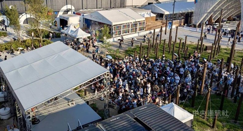 「島嶼之聲—廟埕前的謝神戲」集結9組台灣團隊,快閃大阪世博演出,28日迎來最終場,吸引滿滿人潮。中央社記者王寶兒大阪攝 114年8月28日