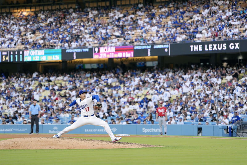 道奇隊「二刀流」大谷翔平迎戰紅人先發主投，終場道奇以5比1獲勝，大谷睽違749天再嘗勝投。（共同社）