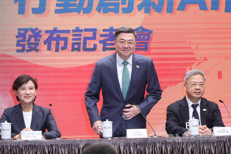 行政院長卓榮泰（中）28日上午在台北，出席行政院會會後記者會，左為副院長鄭麗君，右為行政院秘書長龔明鑫（準經濟部長）。中央社記者吳家昇攝 114年8月28日