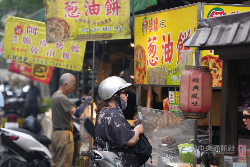 國發會28日發布7月景氣燈號續亮綠燈,為連續第3個月亮綠燈;綜合判斷分數維持29分,與6月持平。圖為民眾在台北市北投區攤販購買美食小吃。中央社記者徐肇昌攝 114年8月28日