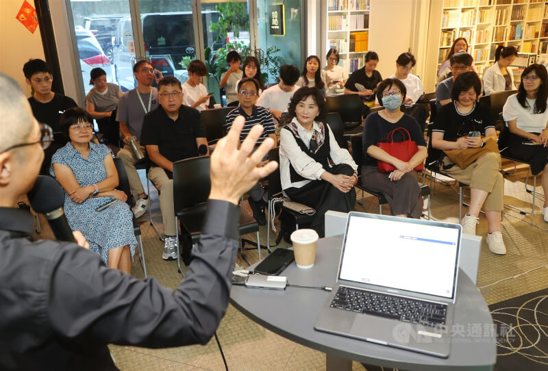 中央通訊社28日在台北發表新聞業專用AI Agents「志明編輯助手」,具備強大編譯整合能力,發表會中並以相同主題的中、英、日文不同報導現場示範,「志明」在1分鐘內就成功整理出800字左右的整合草稿。前右4為中央社長胡婉玲。中央社記者郭日曉攝  114年8月28日