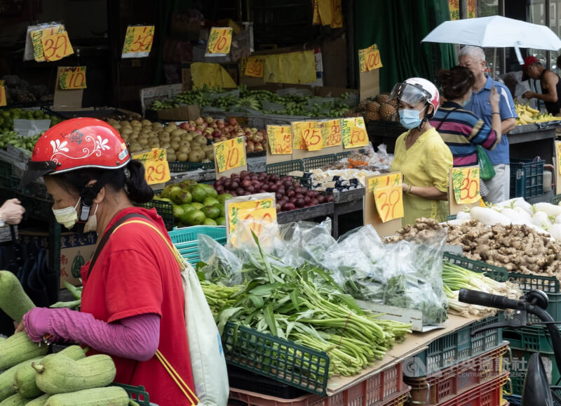 圖為新北市三重果菜市場，民眾外出採買蔬果。（中央社檔案照片）