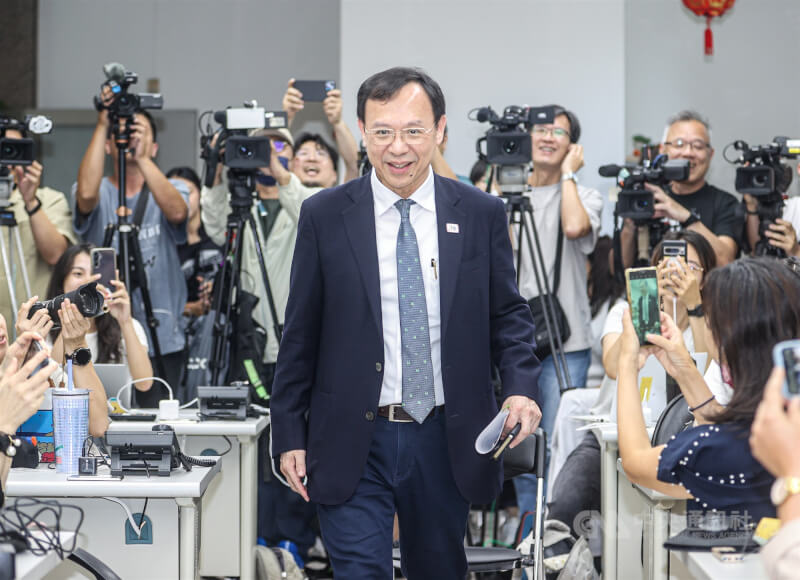 衛福部健保署長石崇良（中）將接任衛福部長，石崇良28日下午在健保署舉行記者會，回應媒體提問。中央社記者鄭清元攝　114年8月28日