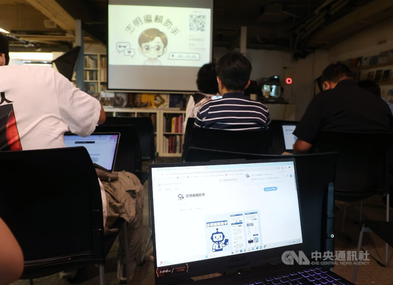 財團法人中央通訊社媒體實驗室開發出整合12項AI功能的「志明編輯助手」,可協助改稿、抓錯、多語文併稿等,並包含以中央社新聞資料庫為依據的AskCNA,28日在台北正式發表。中央社記者郭日曉攝  114年8月28日