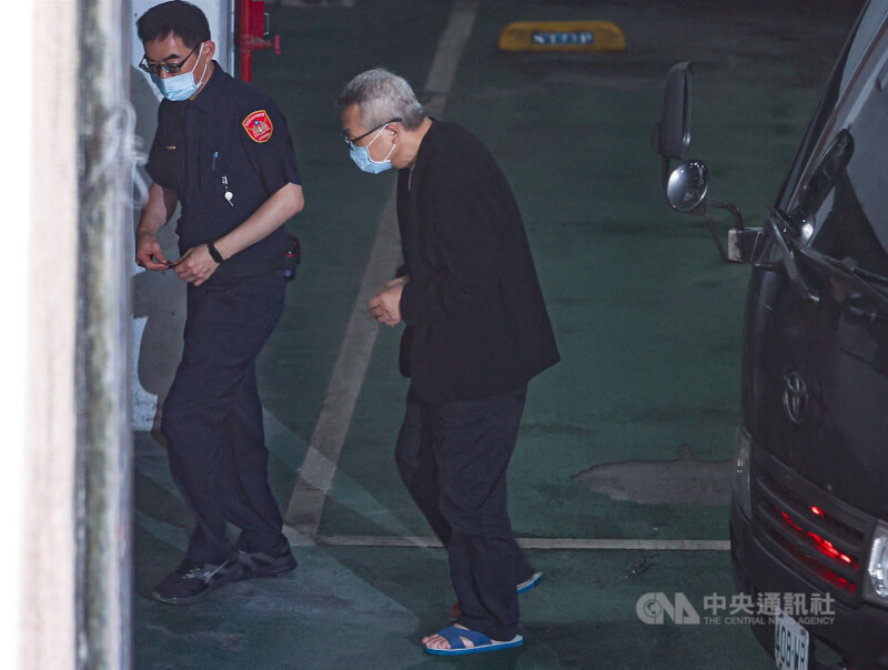 民進黨前立委陳歐珀(中)涉嫌於立委任內收受不正利益護航業者等案,台北地檢署28日以涉貪污治罪條例偵結起訴,移至北院審理。中央社記者鄭清元攝 114年8月28日