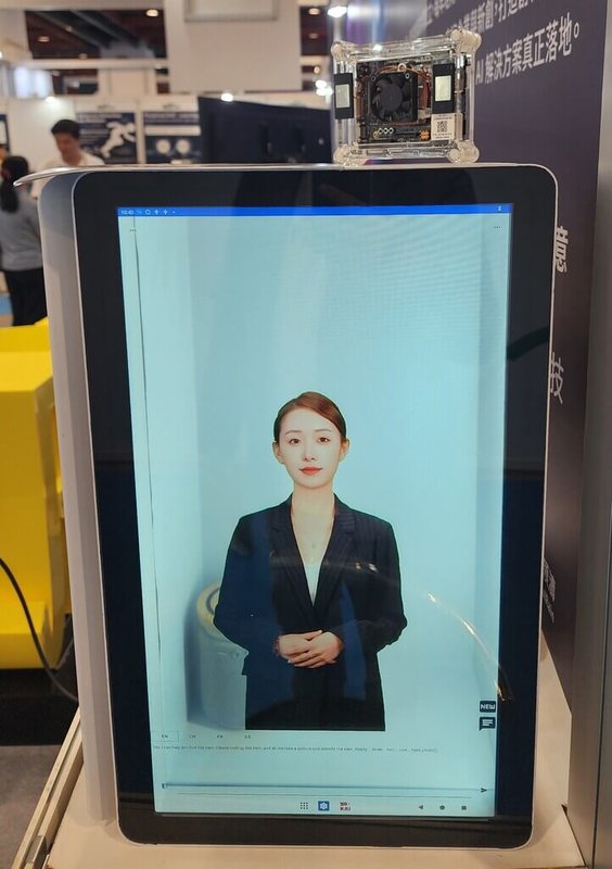 深智科技於AI WAVE SHOW 2025展示的AI店員,與執行長吳承翰受訪當天攜帶的「助理」同款。(深智科技提供)中央社記者蘇筱雯傳真 114年8月28日