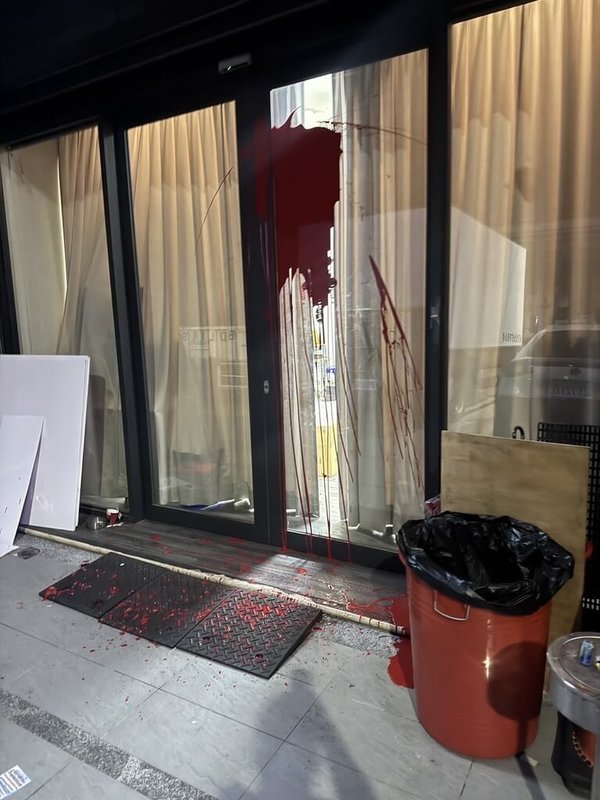 台中市林姓男子日前得知經營宗教用品的友人遭同業恐嚇，他稱可幫忙協商，沒想到兩人卻因協商不成另起紛爭，林男竟到友人公司門口潑紅漆，警方獲報循線通知林男到案，訊後依法送辦。（民眾提供）中央社記者蘇木春傳真  114年8月28日