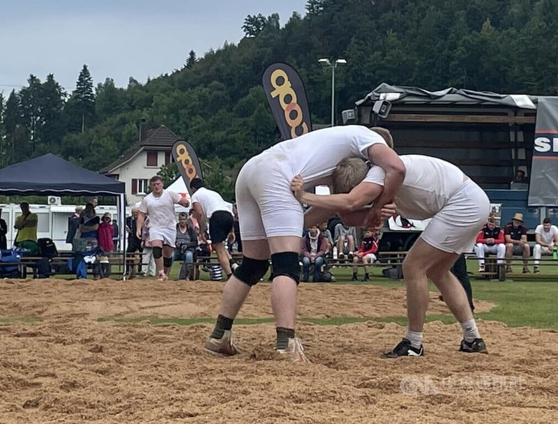 瑞士聯邦摔角節選手穿著麻布製的摔角褲，必須至少用一隻手抓住對方褲子才能進行摔技，一方能使對手雙肩同時觸地即獲勝。每場比賽時間為5分鐘，若平手，裁判根據選手的出擊積極度與技術表現給予分數評斷。中央社記者郭芳君格拉魯斯攝 114年8月29日