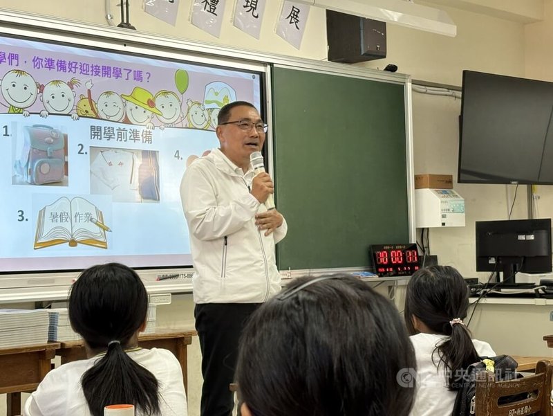 新北市長侯友宜29日前往新莊國小視察，宣布未來4年將投入8億元汰換新北市國小、國中、高中課桌椅等設備。中央社記者曹亞沿攝　114年8月29日