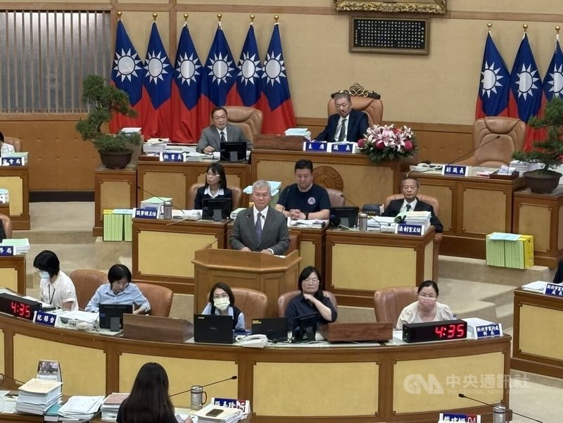 新北市議會通過警察局組織規程修正草案,民國115年將成立捷運警察隊。有議員29日質詢時關注成立後是否會排擠原有警力,警察局長方仰寧(中立者)答詢時承諾,絕不會壓縮各分局警力。中央社記者曹亞沿攝 114年8月29日