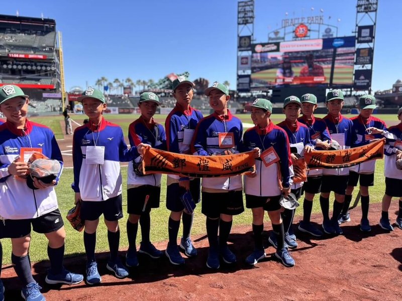 東園國小少棒隊28日參觀MLB巨人隊球場,共同為效力巨人的旅美投手鄧愷威加油。(北美台灣一級棒聯盟提供)中央社記者張欣瑜舊金山傳真 114年8月29日