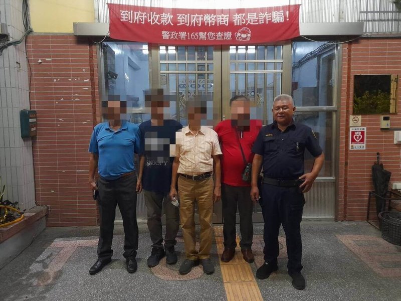 吳姓男子一家人日前到台中市新社區參加親友婚禮晚宴，返程依照車內導航系統行駛，卻迷失在太平山區內，後獲得警方協助，前往派出所致謝。（民眾提供）中央社記者趙麗妍傳真　114年8月29日