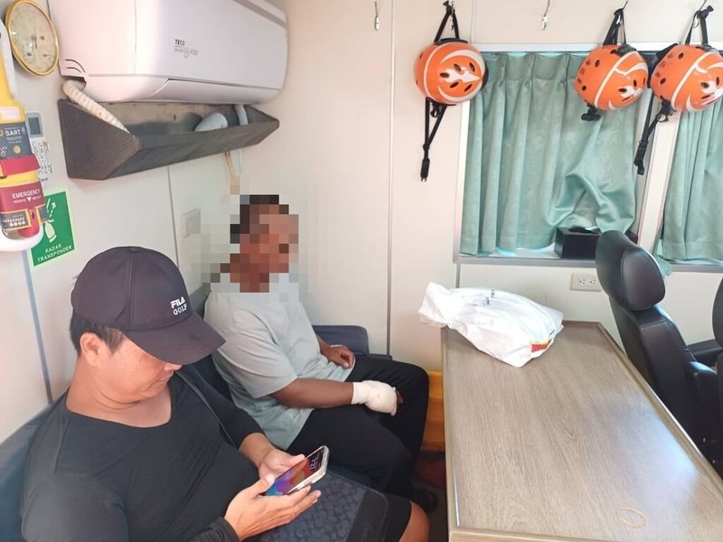 澎湖籍「發吉隆」漁船一名印尼籍漁工,29日在作業時,右手指被鰻魚咬斷肌腱裂傷,澎湖海巡隊由進駐在七美線上巡防艇及時護送至三總澎湖分院就醫。(澎湖海巡隊提供) 中央社 114年8月29日