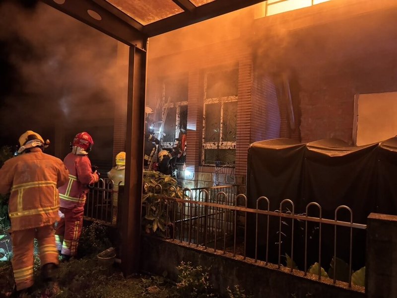 宜蘭縣五結鄉二結路1棟3層樓民宅29日凌晨發生火警，屋內祖孫1家4口一度受困屋內，所幸都被救出，意識清楚但有輕微嗆傷，詳細起火原因待消防局火調科調查釐清。（宜蘭縣消防局提供）中央社記者沈如峰宜蘭傳真 114年8月29日