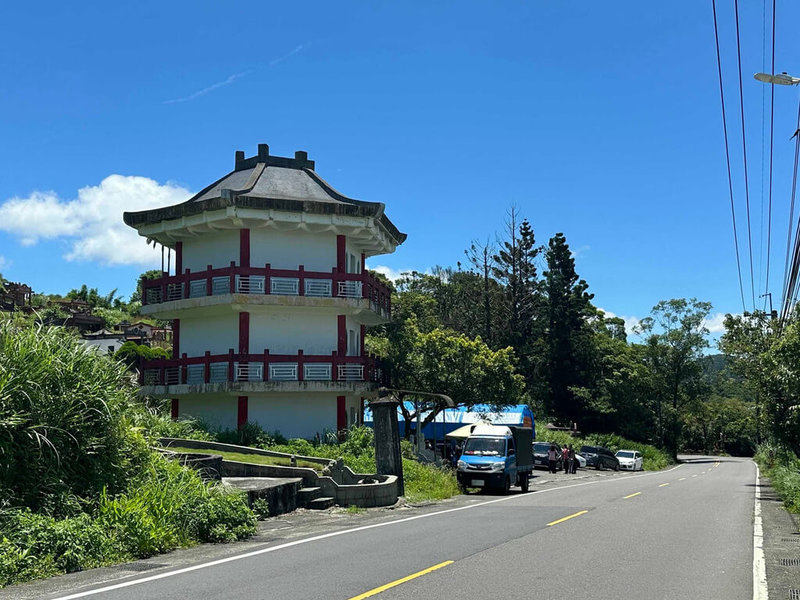 台北翡翠水庫管理局表示,水庫上游、北宜公路旁有一棟無主墳的納骨塔,建物結構梁柱已出現鋼筋外露等情形,與地方溝通後,29日進行拆除作業及整平土地。圖為納骨塔未拆除前畫面。(翡管局提供)中央社記者劉建邦傳真 114年8月29日