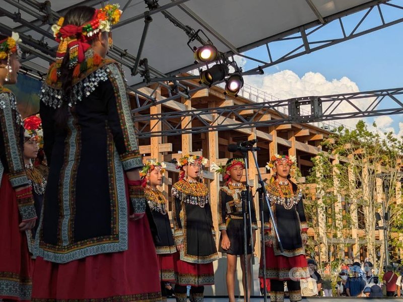 「島嶼之聲-廟埕前的謝神戲」28日終場演出在大阪世博落幕,希望兒童合唱團表演打動日本觀眾。中央社記者王寶兒大阪攝 114年8月29日
