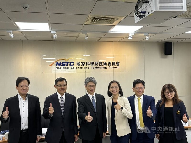 國科會29日舉辦「創新創業雨林生態系階段性成果記者會」,國科會副主委蘇振綱(左3)表示,透過媒合技術供給端、需求端,帶動大廠、新創和百工百業AI發展智慧應用,形成好的循環。中央社記者劉千綾攝 114年8月29日
