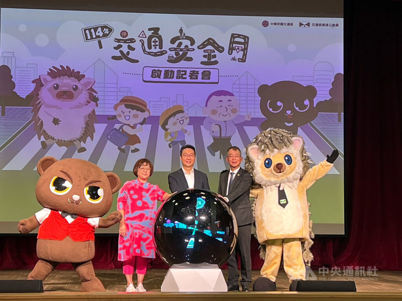 交通部將每年9月訂為「交通安全月」,今年活動持續以「車輛慢看停、行人安全行」為核心訴求,部長陳世凱(中)29日出席啟動記者會表示,已有科技業廠商正在研發,透過AI識別系統針對路口風險提早示警,希望未來能夠導入。中央社記者黃巧雯攝 114年8月29日