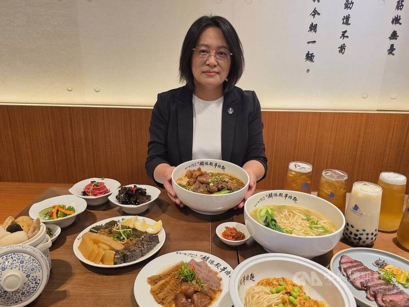 築間餐飲總經理周秀花表示,集團新開牛肉麵品牌,瞄準年產值逾50億的市場,盼成另一成長引擎。中央社記者江明晏攝 114年8月29日