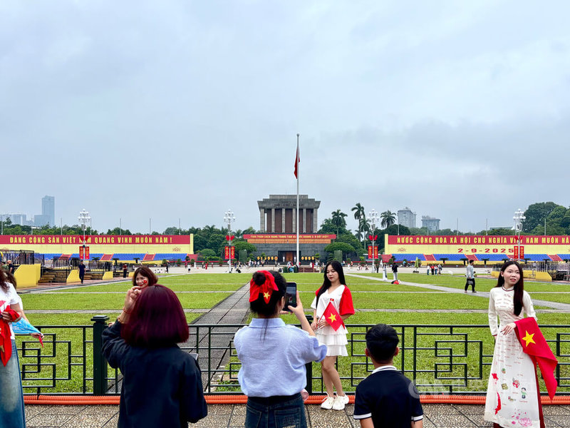 80年前的9月2日,越南國父胡志明在巴亭廣場發表「獨立宣言」。中國、俄羅斯、白俄羅斯、寮國、柬埔寨傳統友好的共產國家將派遣軍隊到此參與大閱兵,與越軍並肩遊行。近日,大批民眾爭先在此留影。中央社記者曾婷瑄河內攝 114年8月29日
