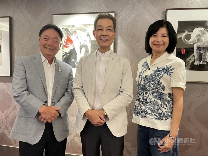 捷流閥業29日表示，關稅影響有限，目前訂單能見度6個月接近歷史高峰。圖中為董事長楊大中、右為總經理錢佩玲、左為投資長陳斌超。中央社記者鍾榮峰攝  114年8月29日