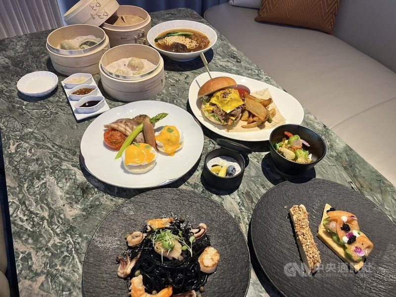 高雄飯店業者宣布9月起推出全新早午餐計畫，攜手知名小籠包品牌，將台灣經典美味帶上奢華早午餐舞台，餐點包括紅燒牛肉麵、小籠包，搭配海鮮墨魚義大利麵、洋蔥牛小排漢堡、班尼迪克蛋、無麩質酪梨吐司等。中央社記者林巧璉攝  114年8月29日